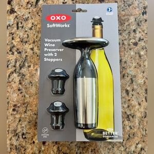 OXO Vacuum Win Preserver with 2 stoppers